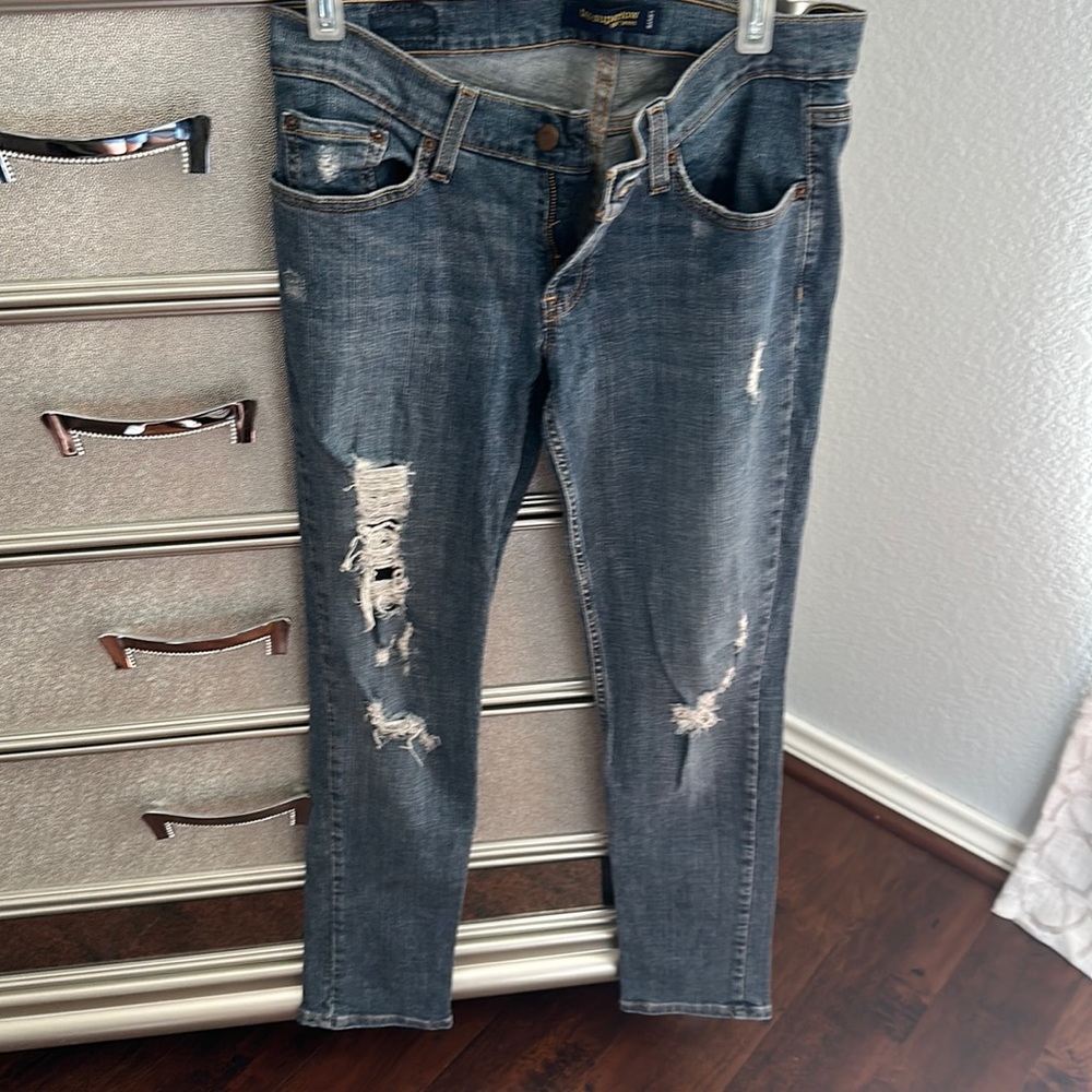 Size 7 medium classic ripped Levi jeans